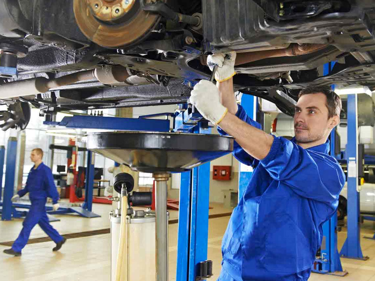 Mecánico realizando reparación integral de carrocería en el taller multimarca Autopasa en Barcelona