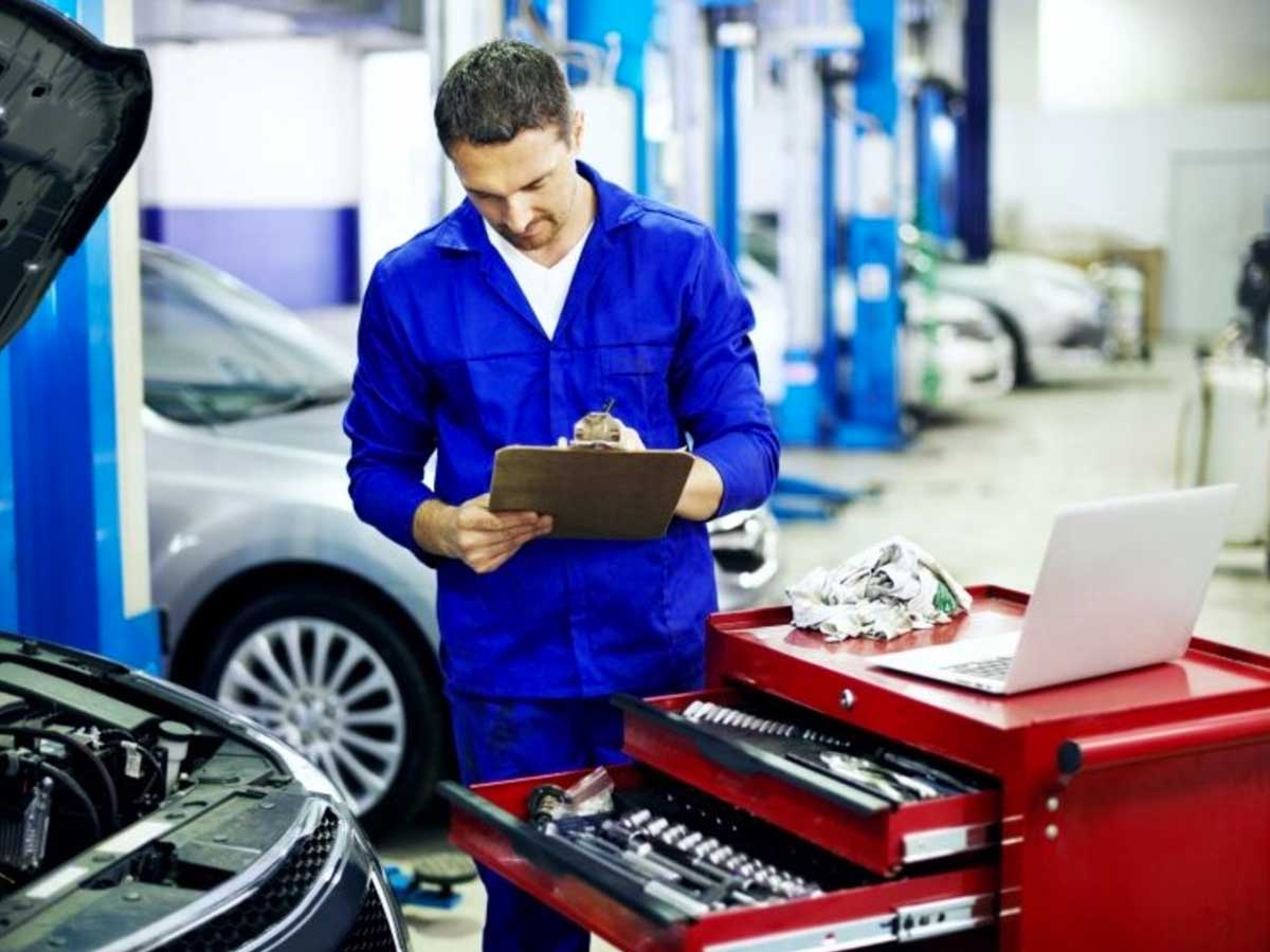 Mecánico realizando una peritación en el taller multimarca Autopasa en Barcelona, trabajando con compañías de seguros