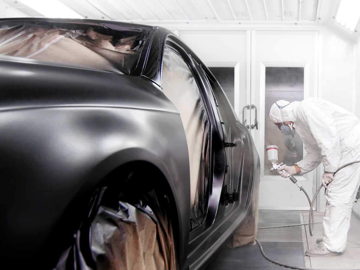 Coche siendo pintado en el taller multimarca Autopasa en Barcelona, ofreciendo acabados profesionales