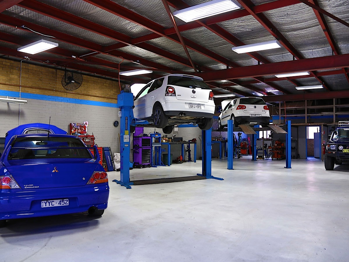 Coches en elevadores en el taller multimarca Autopasa en Barcelona durante reparaciones