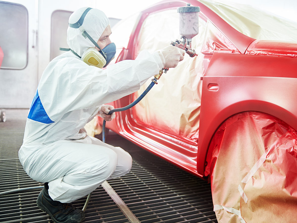 Técnico pintando un coche en el taller multimarca Autopasa en Barcelona