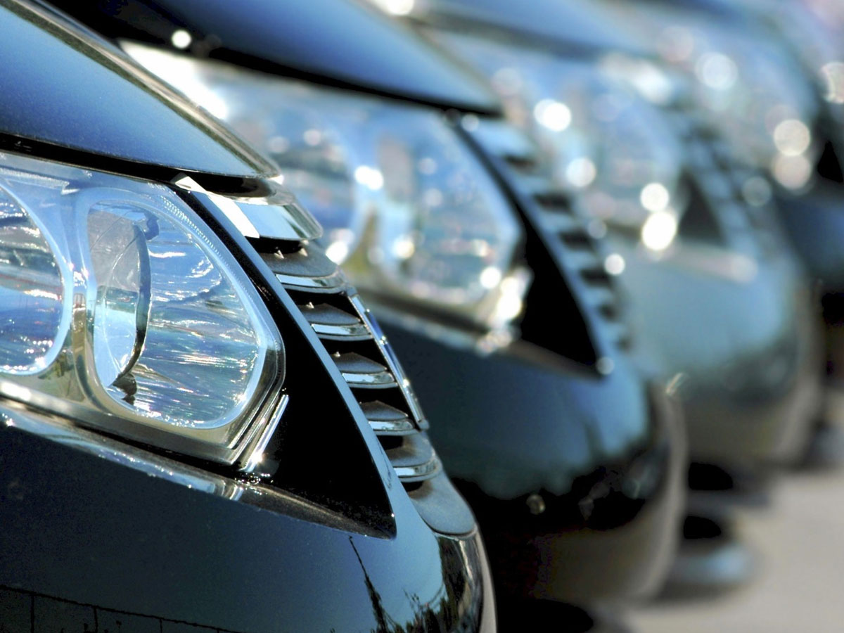 Coches alineados en el taller multimarca Autopasa en Barcelona, preparados para entrega