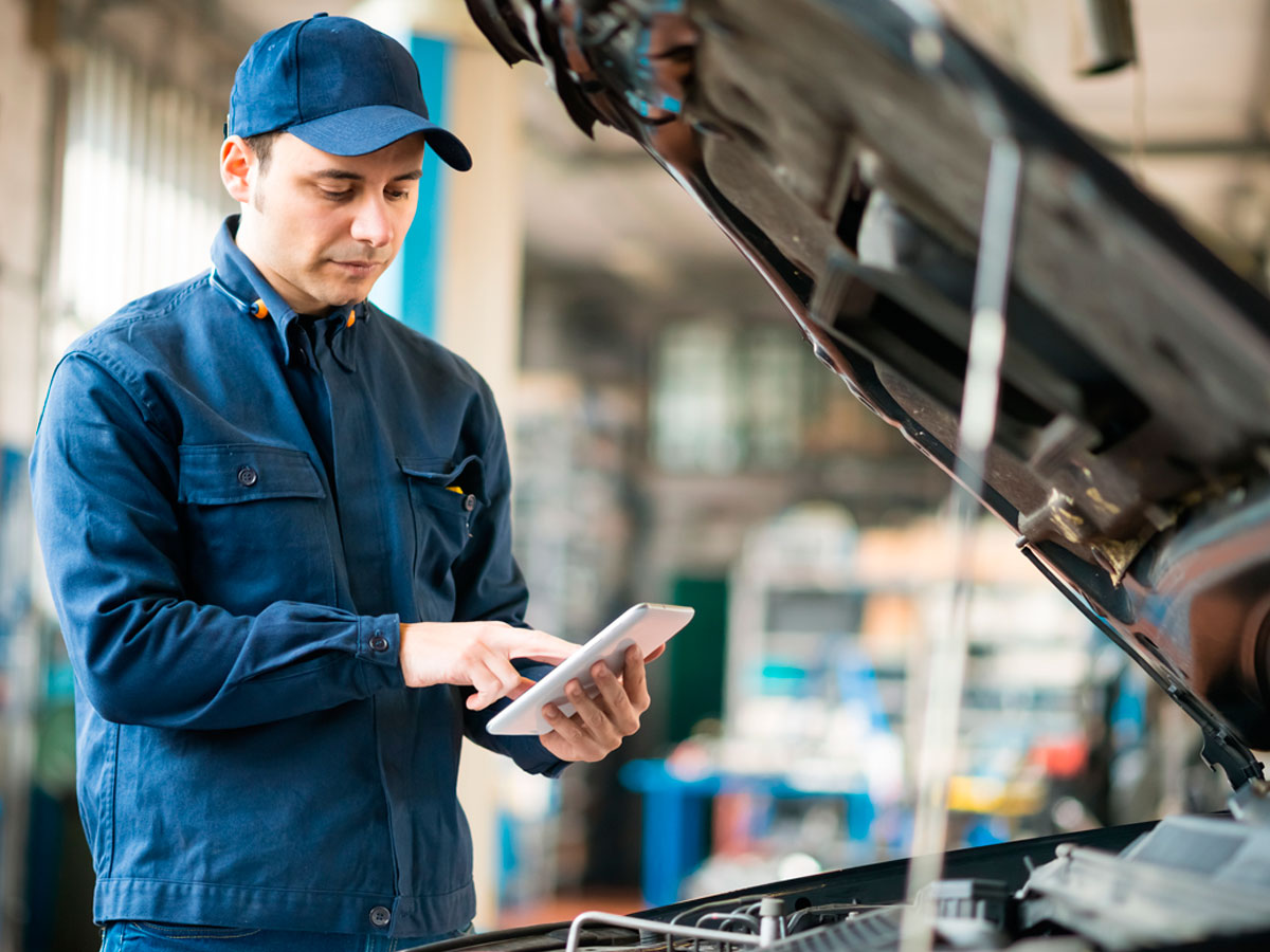 Mecánico tramitando peritaciones con compañías de seguros en el taller Autopasa en Barcelona